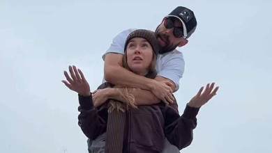 Тобі потрібні обійми: Бєдняков застрибнув на плечі Світоліної в кумедному відео