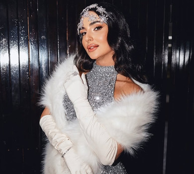 Трінчер у срібній сукні з розрізом до стегна та фероньєркою на голові уявила себе сніжинкою на грайливих фото