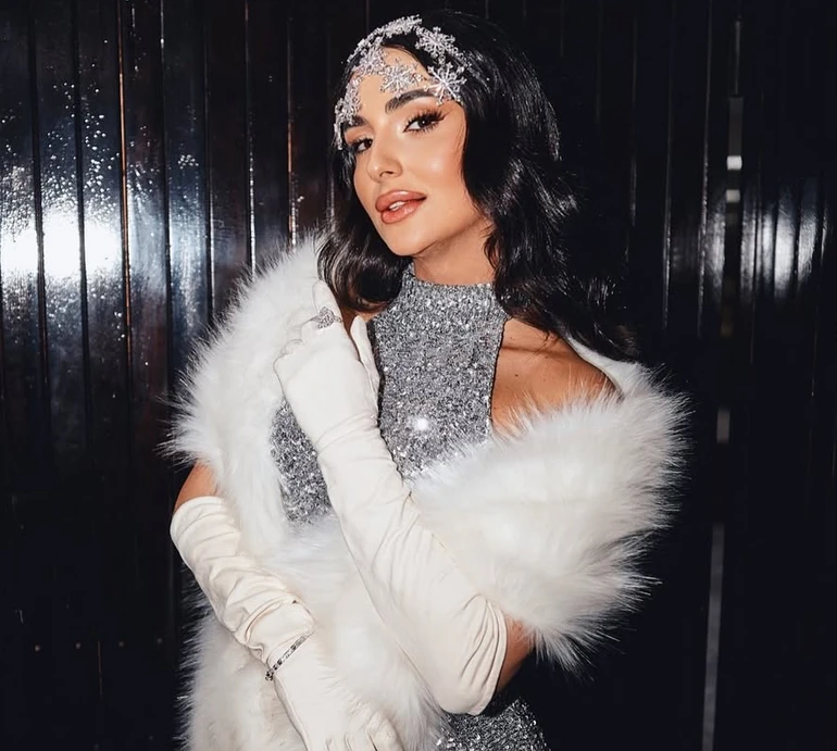 Трінчер у срібній сукні з розрізом до стегна та фероньєркою на голові уявила себе сніжинкою на грайливих фото