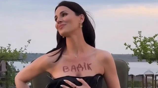 Цілуй хрича вдома: Полякова та Єфросиніна з Вадіком на грудях провели останнє спільне шоу в Одесі
