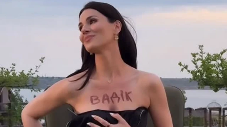 Цілуй хрича вдома: Полякова та Єфросиніна з Вадіком на грудях провели останнє спільне шоу в Одесі