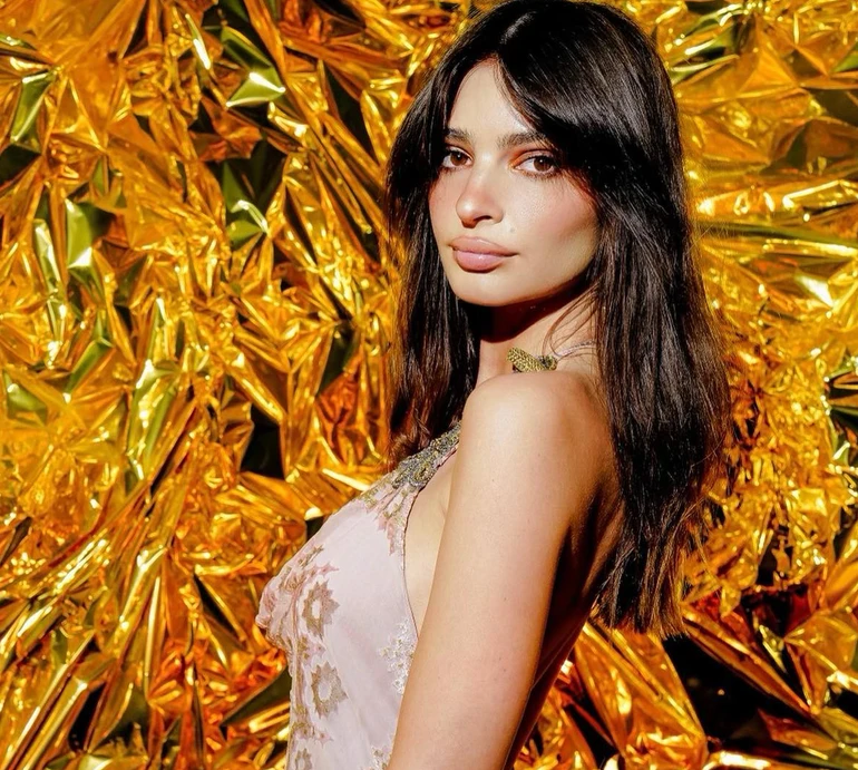 Ратаковскі у прозорій сукні засвітила прес і крихітне спіднє. ФОТО