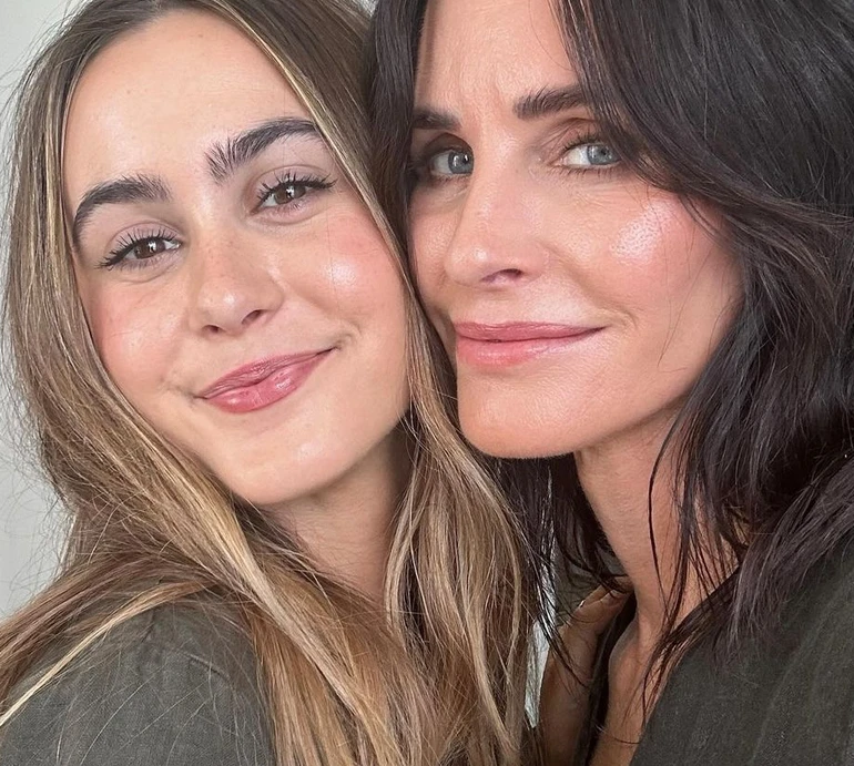 Не перестаєш мене смішити: Кортні Кокс привітала доньку з 20-річчям і показала кумедні фото