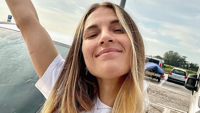 Харлан із нареченим пообіймалися на тлі гірського озера в Італії. Фото