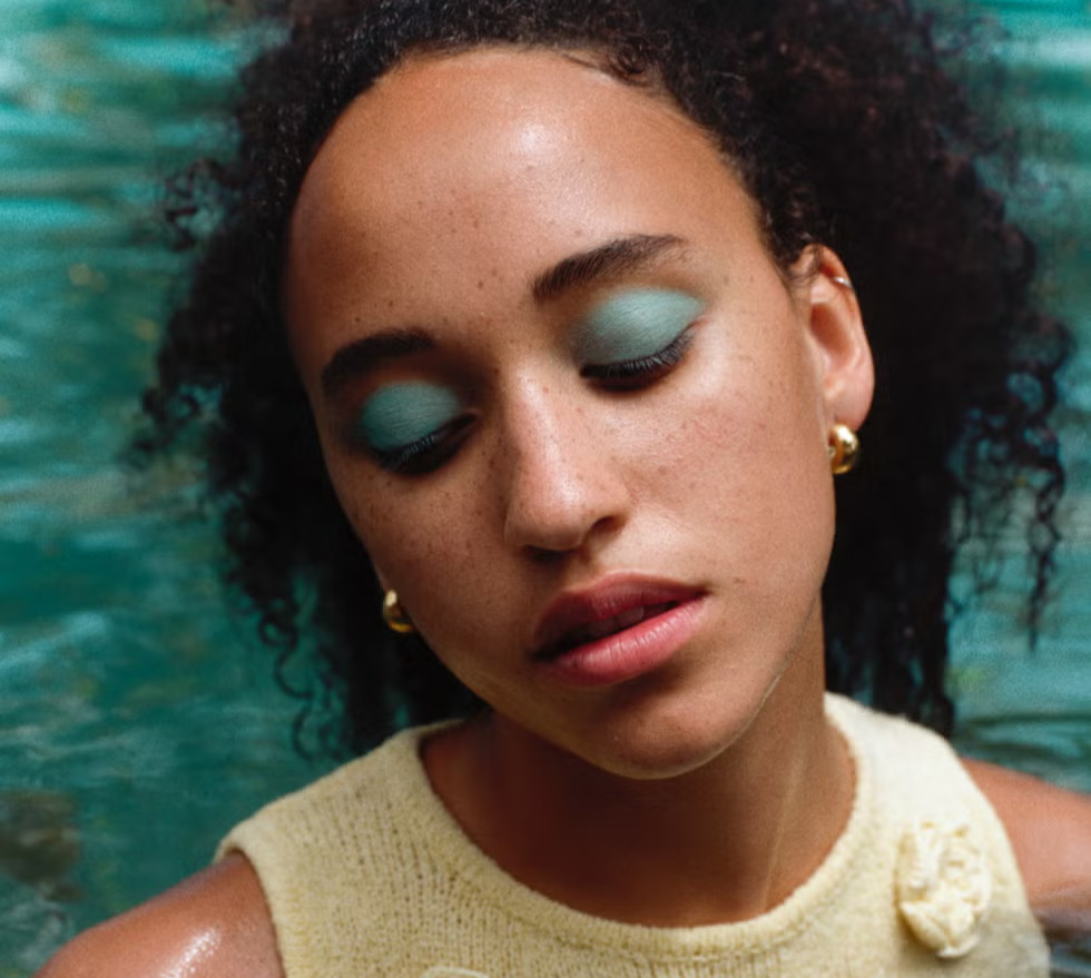 Неонові вії, ягідні губи та матовий фініш: 8 актуальних трендів макіяжу. Фото