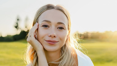 Дружина Павліка в романтичному білому максі полежала на траві та зазнімкувалася з лебедями