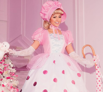 Сімейний Геловін: Періс Хілтон у рожевій сукенці пастушки попозувала з чоловіком та дітьми в образах популярних іграшок. Фото