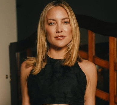 Кейд Хадсон засвітила прес в ефектному вбранні з ременем на голе тіло. Фото