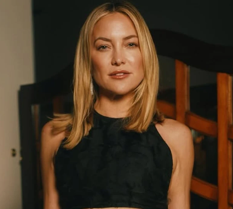 Кейд Хадсон засвітила прес в ефектному вбранні з ременем на голе тіло. Фото