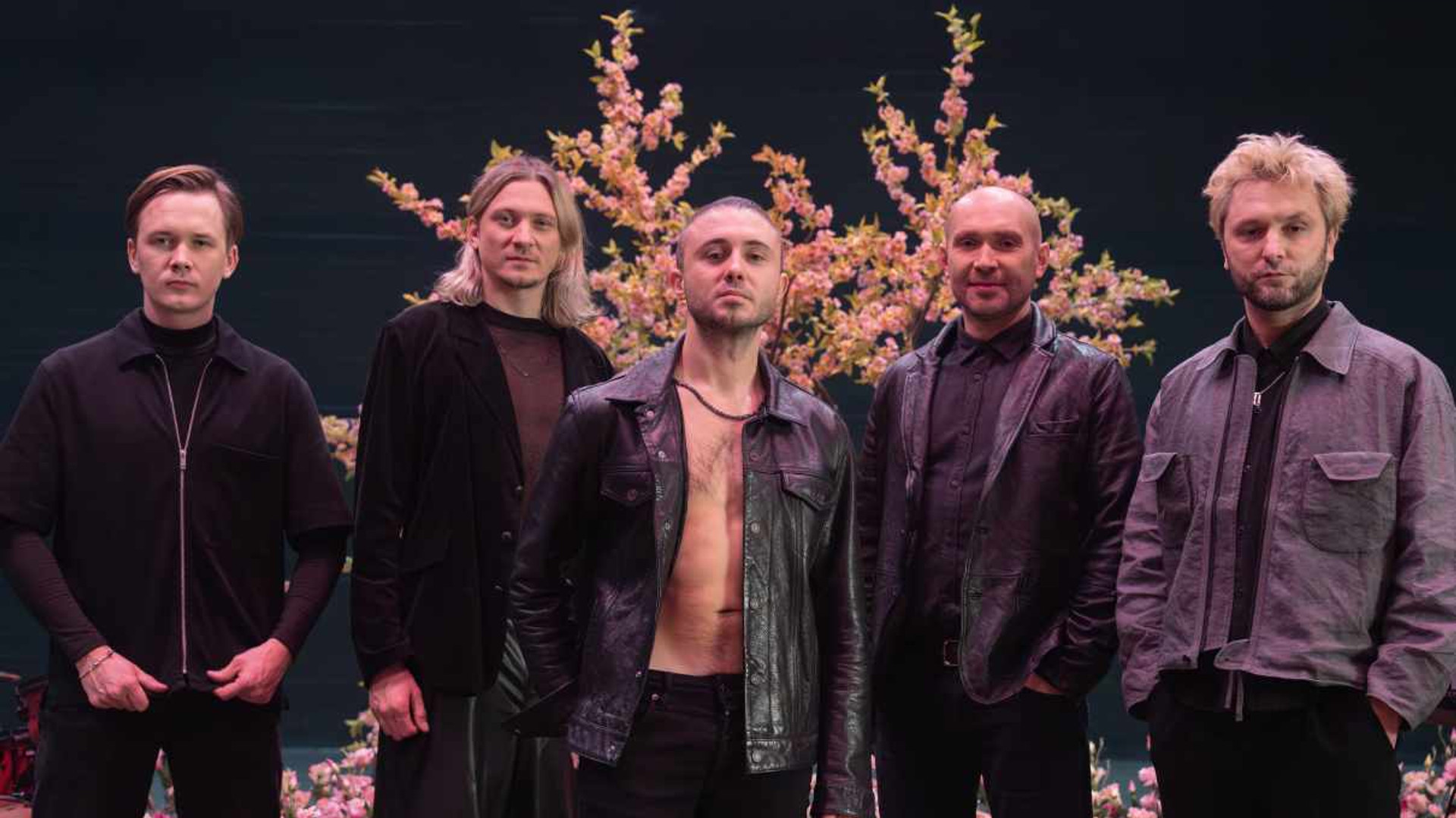 "Відколи між нами крижане море": Тополя в кліпі "Антитіл" із безліччю поцілунків вилив тугу за коханням, що не зникає без сліду