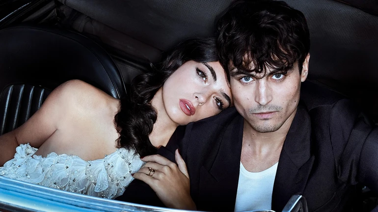 Дева Кассель у звабних луках млосно попозувала з колегою по фільму у готельній кімнаті. Фото