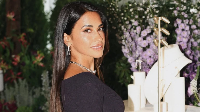 Дружина Мессі в силуетній сукні без ліфа похвалилася формами на модній вечірці