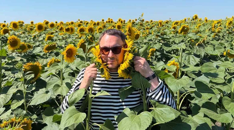 Мамина квіточка Харчишин зазнімкувався на соняшниковому полі