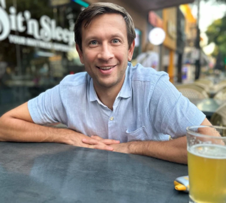 Щасливий і коханий Ступка в день 37-річчя показався в обіймах нової подружки та з делікатесами