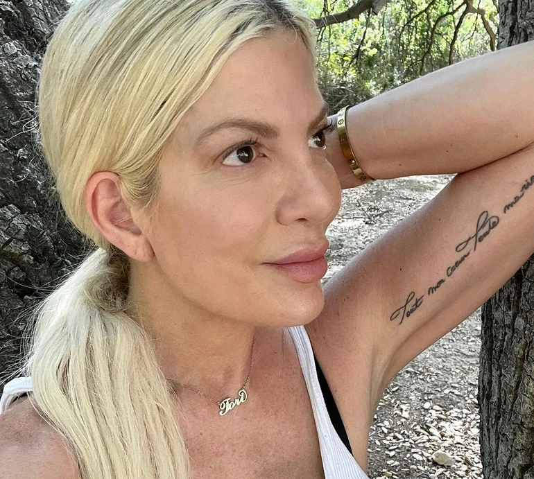 50-річна Торі Спеллінг вразила стрункістю у блискучому міні на хіднику з чотирма дітьми. ФОТО