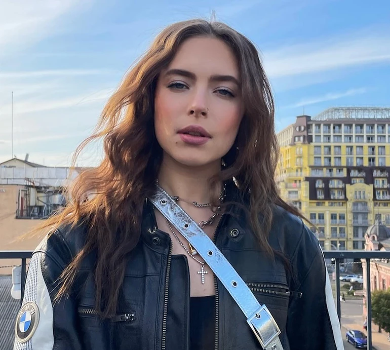 Донька Кравець романтичними фото привітала кохання свого життя з днем народження