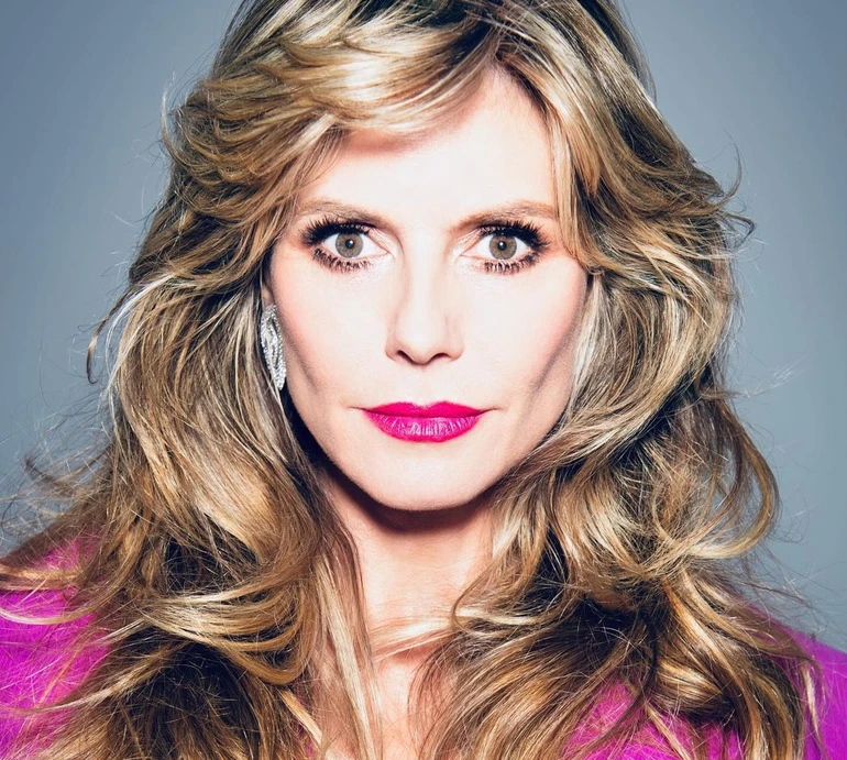 50-річна Клум у мокрому хутрі прилягла для провокаційного фото