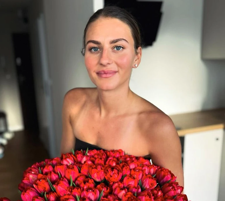 Костюк у Римі оголила спортивні ніжки в мікрошортах та високих чоботах. Фото