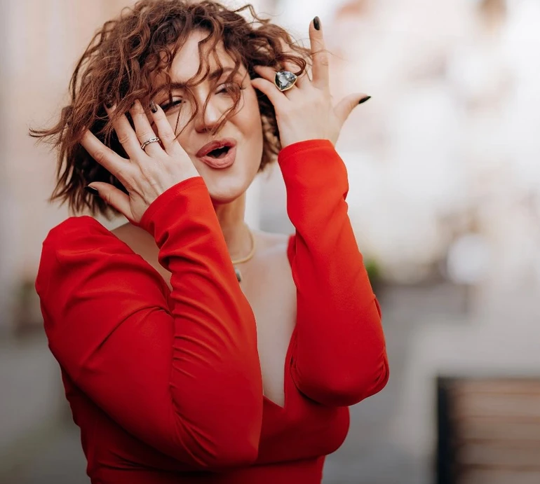 Апетитна спокуса: Цибульська у бікіні посмажила млинці. Фото