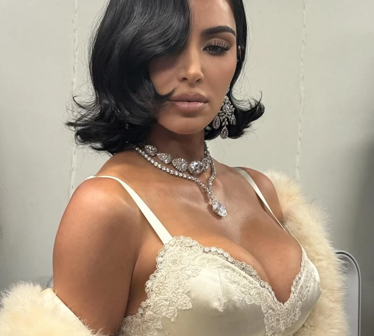 Кардашян в атласній сукні та штучній шубі продефілювала подіумом на показі Balenciaga. Відео