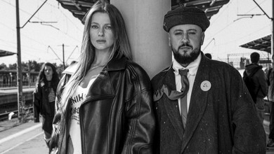 Понад пів сотні акторів, вокзал і контемп: MONATIK і KOLA у чорно-білому кліпі показали більше ніж любов