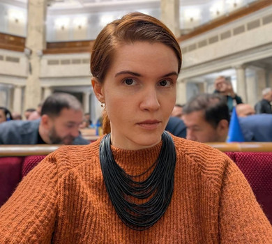 Можете сміятись і робити далі меми: Безугла показала, який вигляд від природи має її волосся. Фото