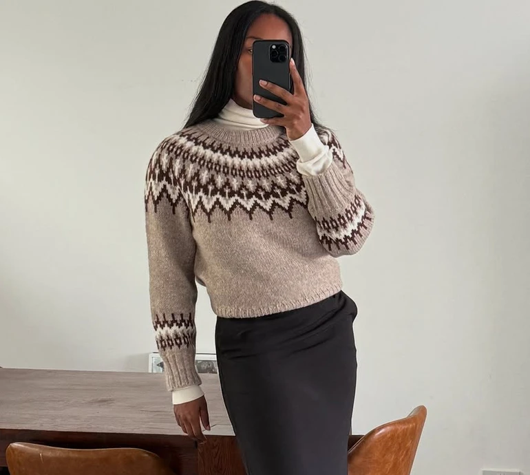 Пухнасті, смугасті та з ведмедиком: трендові светри на зиму 2025-2026. ФОТО