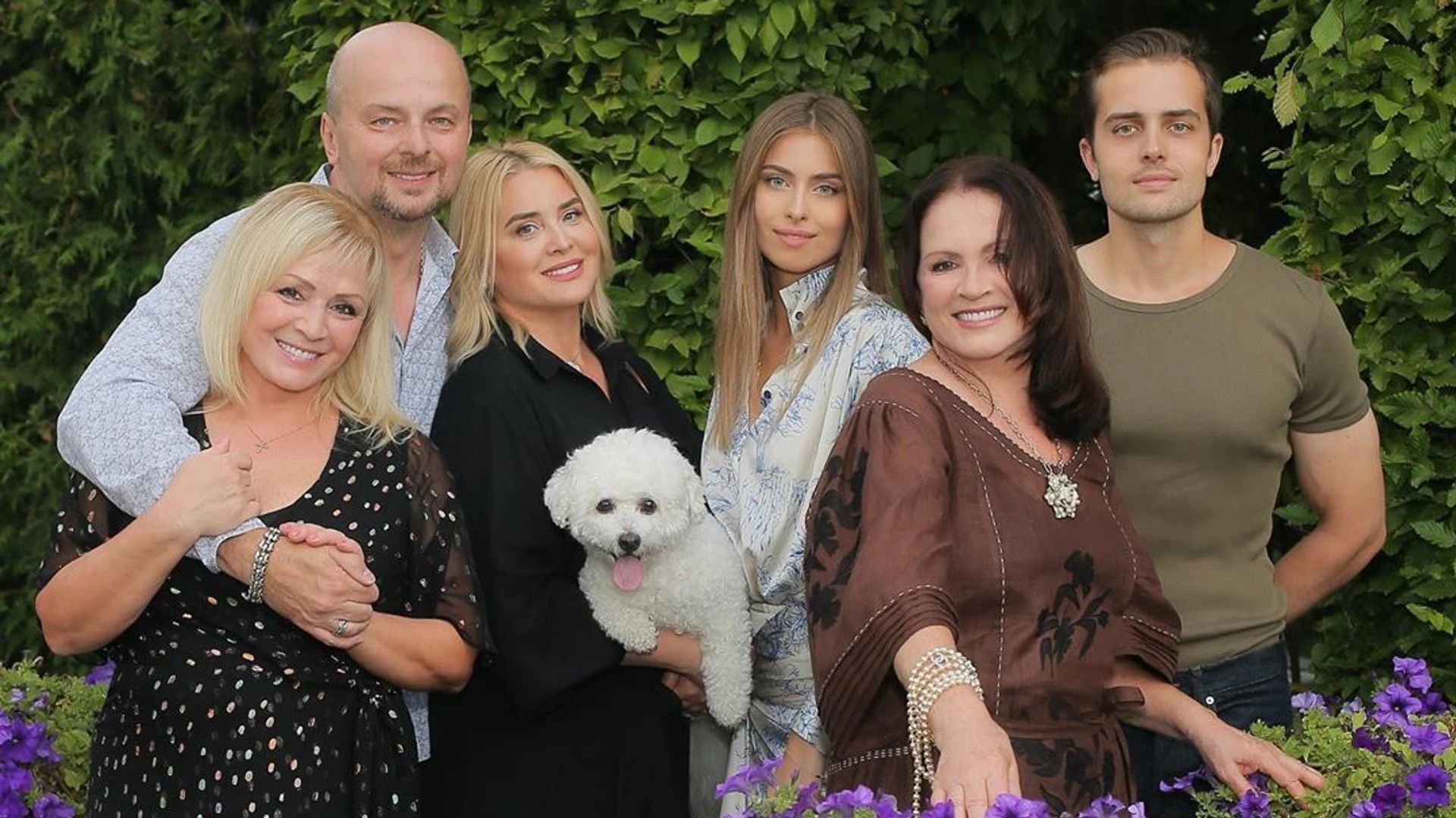 Смерть єдиного коханого, втеча сина за кордон і важка доля сестер: цікаве про родину Софії Ротару