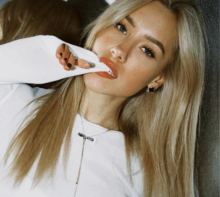 Квіткова на роликах і в купальнику показала модне спортивне ретро