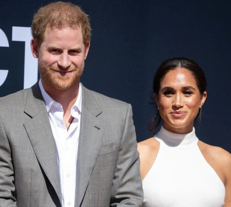 Щасливий принц Гаррі та голоплеча Меган: пара презентувала свою різдвяну листівку