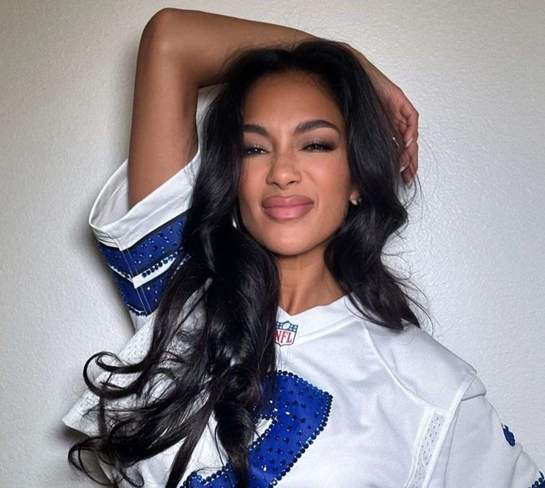 45-річна Шерзінгер із косами кольору десерту посвітила тренованим тілом у топі й джинсах