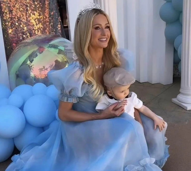 Зіркова туса, єдиноріг і принцеса-мама: помпезна вечірка 1-річного сина Періс Хілтон