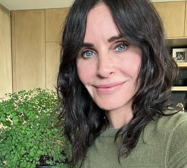 59-річна Кокс у бікіні посвітила струнким тілом перед зануренням в крижану ванну