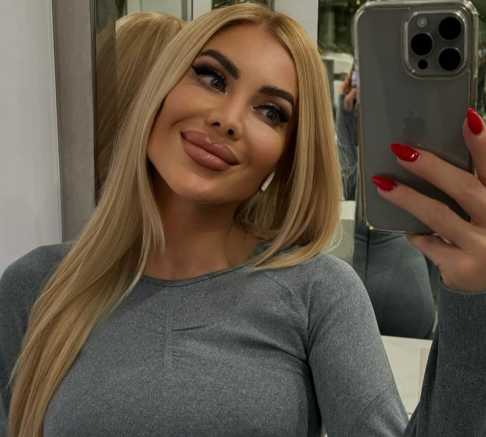 Мені пипець складно: Крук топлес пояснила, навіщо набирає вагу