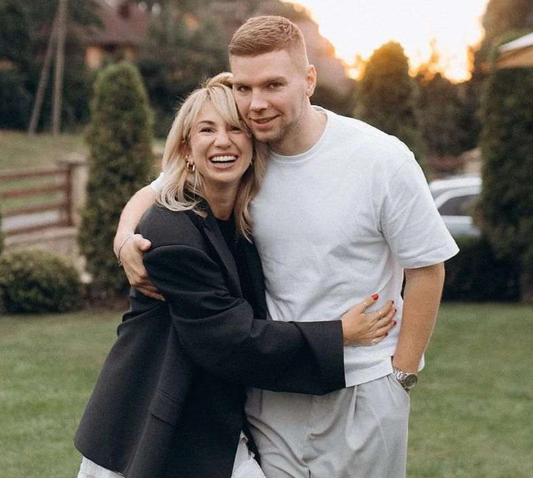 Не сподобається багатьом: бойфренд Пренткович після скандалу з відпочинком на Мальдівах оголосив про переїзд