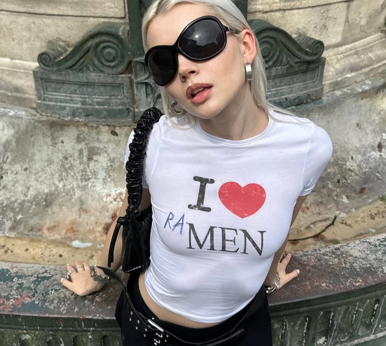 Як стилізувати футболки цієї весни: від принтів до білої. Фото