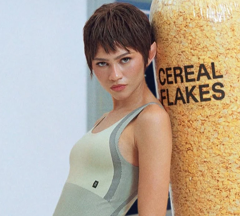 Зендея у ромпері та з гострими вушками похизувалася тілом у космічній фотосесії