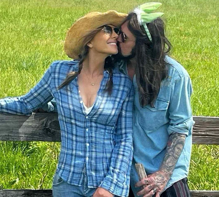 Він зачарований Ліз: інсайдер розсекретив, що за сюрприз тато Сайрус готує на 60-річчя Херлі