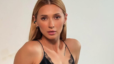 Tayanna в окулярах поспокушала голою спиною у чорно-білій зйомці