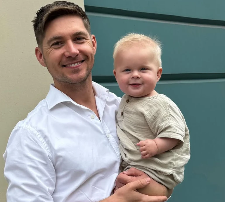 Остапчук на кумедному фото показав, як підріс його син за 8 місяців