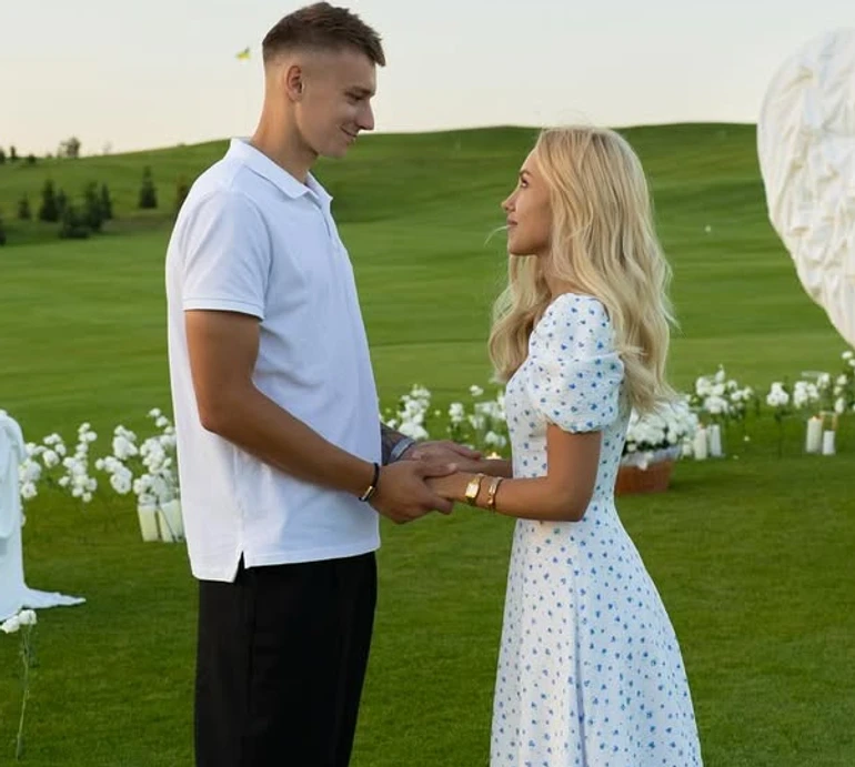 Не вірив в кохання: Бражко на романтичних фото показав, як робив пропозицію Квітковій