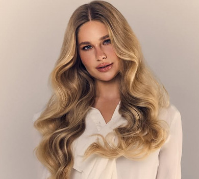 Дружина Забарного у кремовому образі з повітряними рукавами та рюшами похвалилася стегнами на ніжних фото