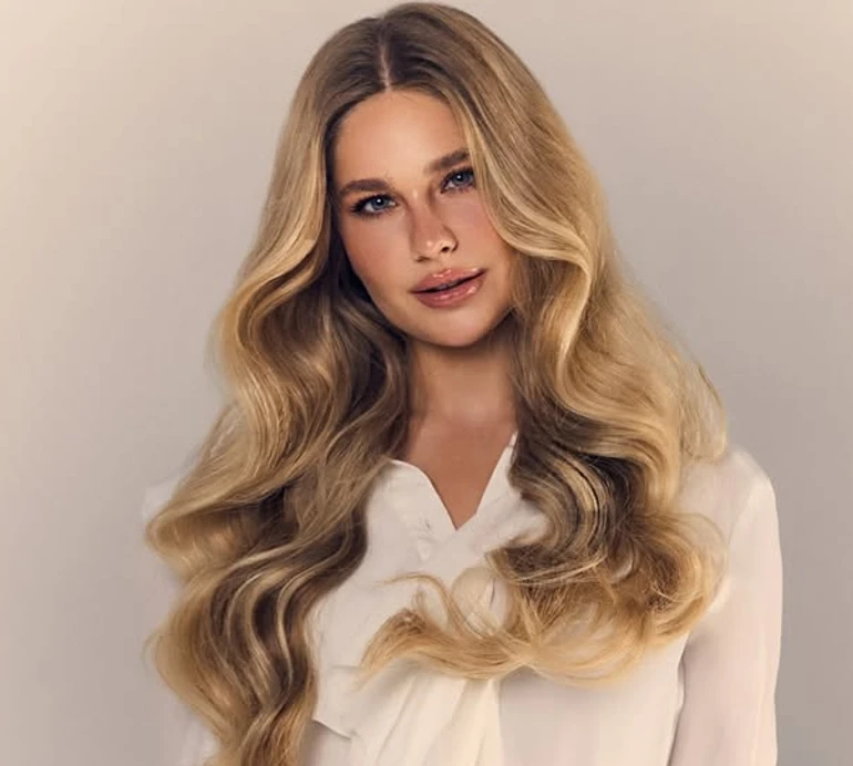 Дружина Забарного у кремовому образі з повітряними рукавами та рюшами похвалилася стегнами на ніжних фото