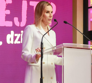 Перша леді Польщі Навроцька вигуляла коротеньку сукню-блейзер, яку потім віддала на аукціон. Фото