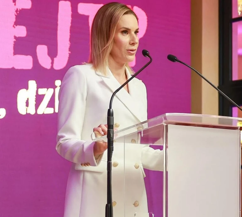 Перша леді Польщі Навроцька вигуляла коротеньку сукню-блейзер, яку потім віддала на аукціон. Фото