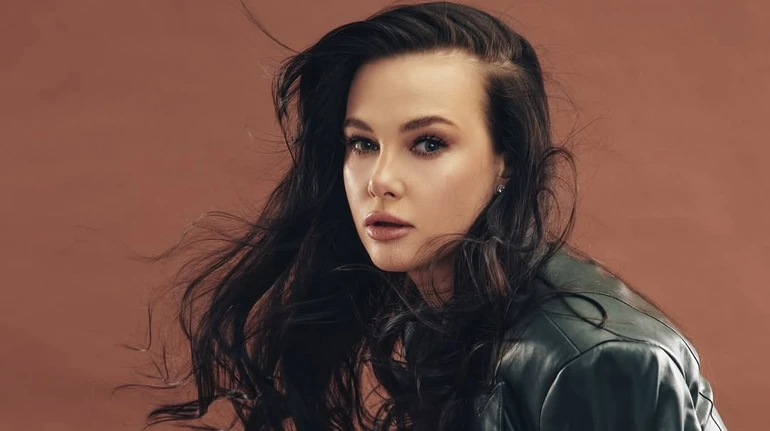 Стала глибшою: Сахневич із нагоди 36-річчя попозувала для стильних фото у шкіряній двійці, а POSITIFF показав її дитяче фото