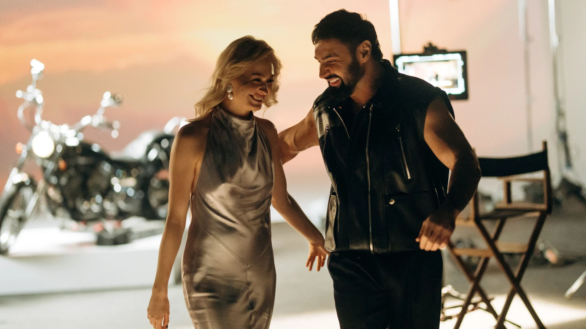 Козловський і Цимбалару у кліпі на українську версію хіта 2004 року показали пристрасть у ліфті та під дощем. Відео