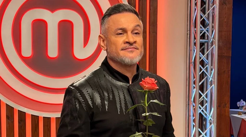 З моцарелою і томатною пастою: Хіменес-Браво показав, як легко приготувати апетитні слойки з фаршем