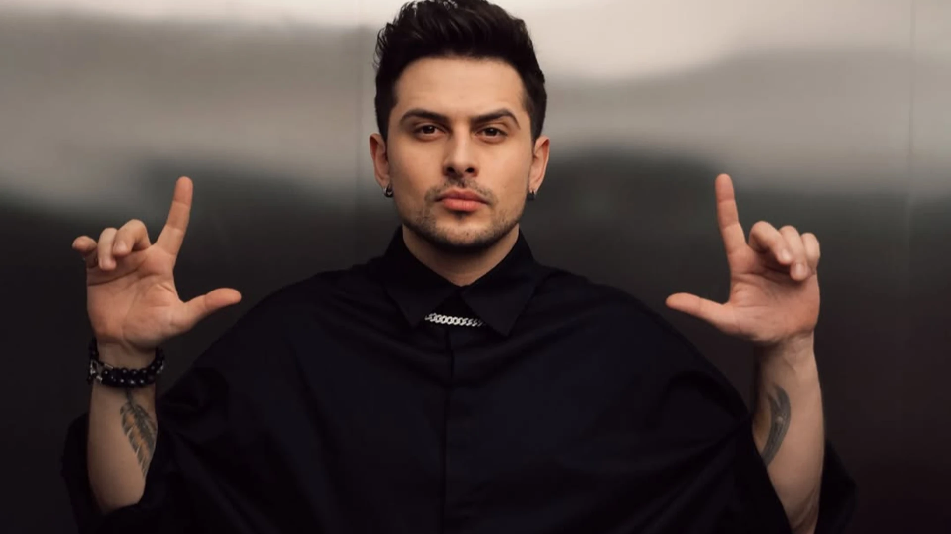 Булінг, критика Потапа і складні стосунки з дружиною: що відомо про нового ведучого Караоке на майдані