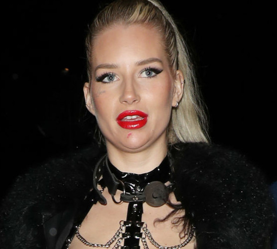 Заліплені соски, латекс і панчохи в сіточку: сестра Мосс посвітила принадами у костюмі садомазо. ФОТО